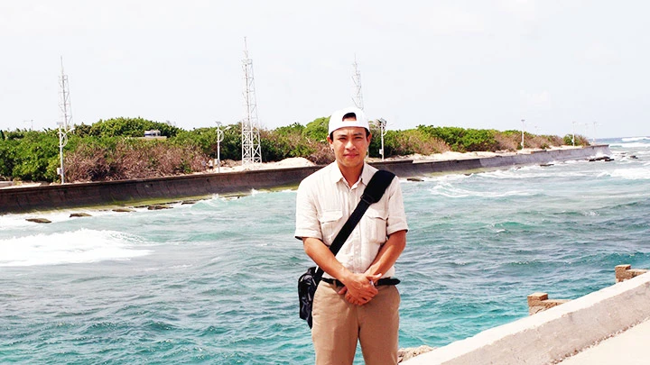 Nhà báo Trịnh Xuân Quang trong một chuyến đi công tác biển đảo.