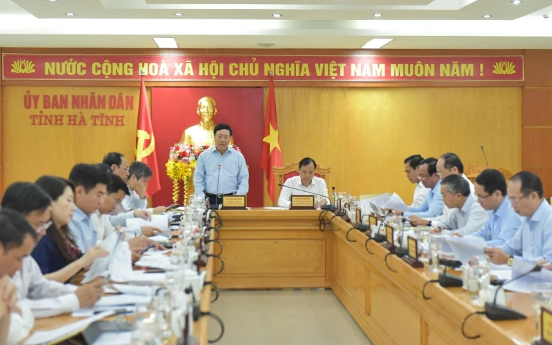 Phó Thủ tướng Thường trực Chính phủ Phạm Bình Minh yêu cầu các địa phương thực hiện cấp bách các giải pháp đẩy nhanh tiến độ giải ngân nguồn vốn đầu tư công.
