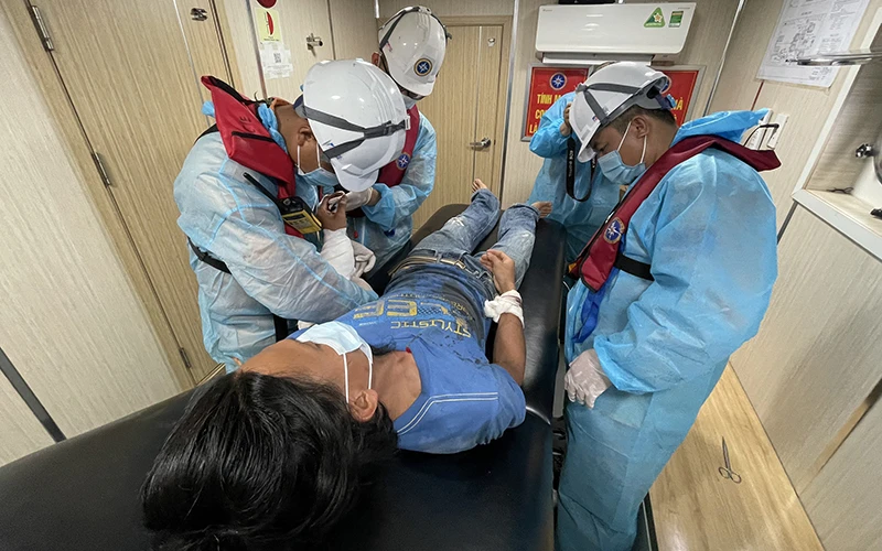 Sơ cứu y tế cho nạn nhân bị tai nạn trên biển. 