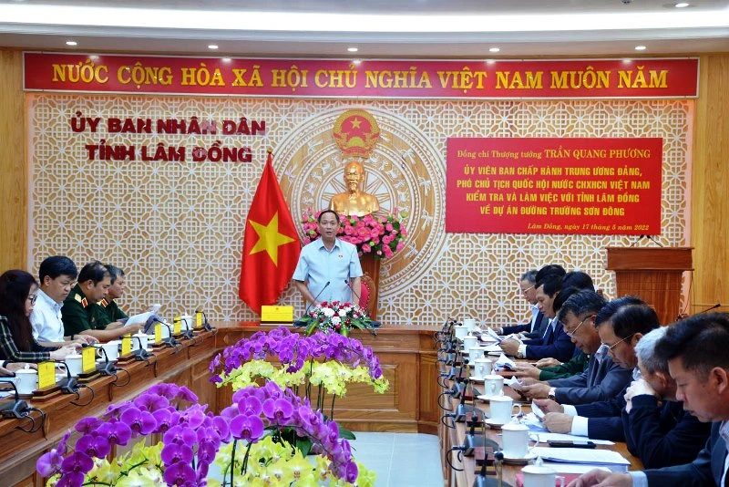 Phó Chủ tịch Quốc hội Trần Quang Phương phát biểu ý kiến tại buổi làm việc.