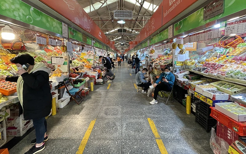 Một chợ thực phẩm ở Bắc Kinh vắng khách do các biện pháp hạn chế để phòng, chống dịch Covid-19. (Ảnh: HỮU HƯNG)