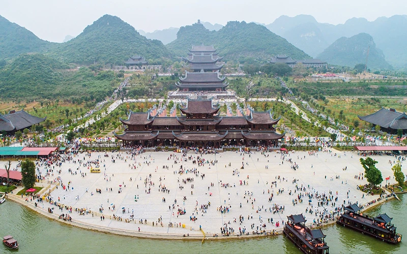 Khu du lịch quốc gia Tam Chúc thu hút hàng triệu lượt khách tham quan mỗi năm.
