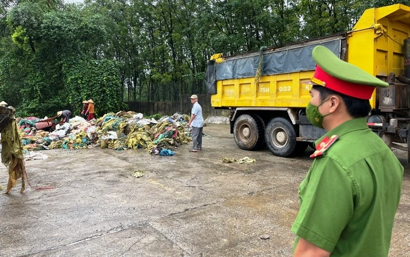Lực lượng công an Thừa Thiên Huế kiểm tra tại hiện trường việc đổ chất thải trái quy định của Công ty TNHH một thành viên cao-su Huy Anh. (Ảnh: Công an cung cấp)
