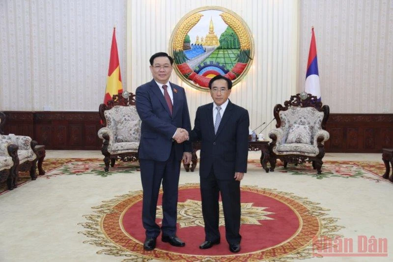 Thủ tướng Lào Phankham Viphavanh (phải) đón Chủ tịch Quốc hội Vương Đình Huệ, sáng 17/5. (Ảnh: Xuân Sơn)