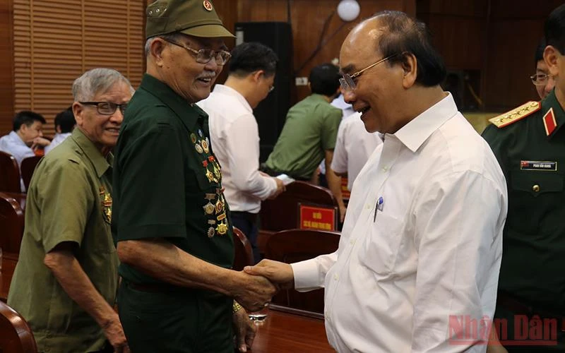 Chủ tịch nước Nguyễn Xuân Phúc thăm hỏi cựu chiến sĩ Điện Biên.