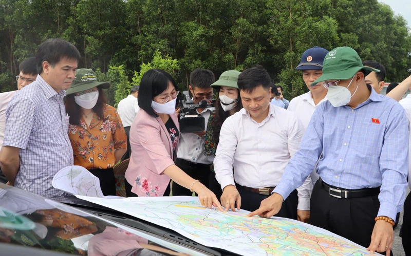 Đoàn công tác Ủy ban Kinh tế của Quốc hội khảo sát tại khu vực nút giao giữa đường cao tốc Biên Hòa-Vũng Tàu với tuyến đường kết nối Cảng hàng không quốc tế Long Thành.