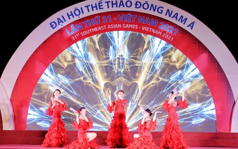 Biểu diễn nghệ thuật chào mừng Đại hội thể thao Đông Nam Á.