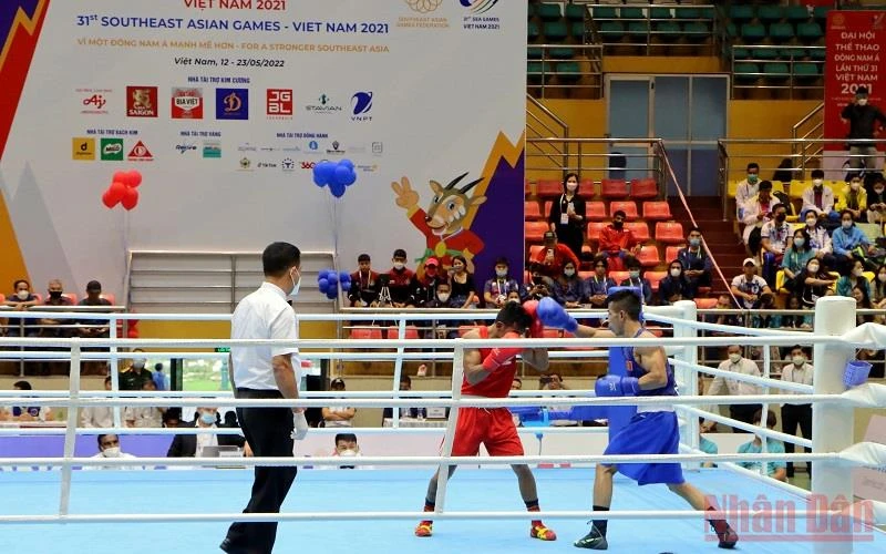 Vận động viên Trần Văn Thảo (găng xanh) của đội boxing Việt Nam trong trận đấu với vận động viên Indonesia.
