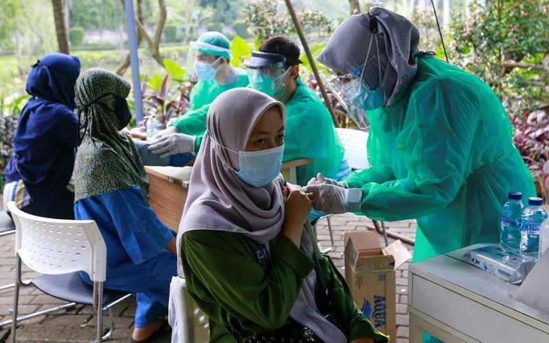Nhân viên y tế tiêm vaccine ngừa Covid-19 cho người dân tại Jakarta, Indonesia, ngày 8/7/2021. (Ảnh: Reuters)