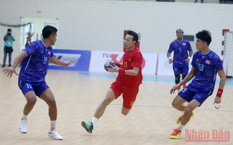 Pha đi bóng của cầu thủ Nguyễn Văn Trọng (số 17), đội tuyển nam bóng ném trong nhà Việt Nam.