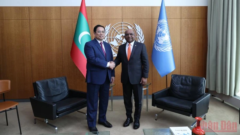 Thủ tướng Phạm Minh Chính gặp Chủ tịch Đại hội đồng Liên hợp quốc Abdulla Shahid.