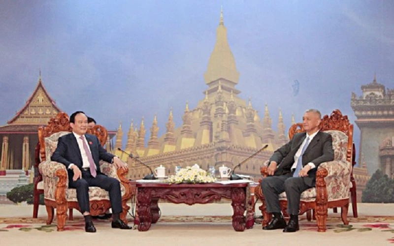 Phó Bí thư thành ủy, Chủ tịch Hội đồng nhân dân thành phố Hà Nội Nguyễn Ngọc Tuấn trao đổi với Chủ tịch Hội đồng nhân dân thủ đô Vientiane Anouphap Tounalom. (Nguồn: hanoimoi)