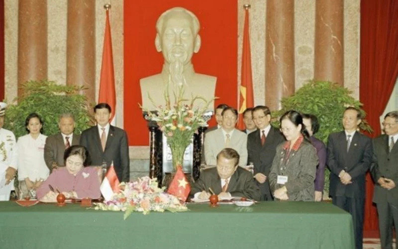 Chủ tịch nước Trần Đức Lương vài Tổng thống Indonesia Megawati Sukarnoputri ký Tuyên bố về khuôn khổ hợp tác hữu nghị và toàn diện giữa hai nước Việt Nam-Indonesia bước vào thế kỷ 21, hồi năm 2003. (Ảnh: Nguyễn Khang/TTXVN)