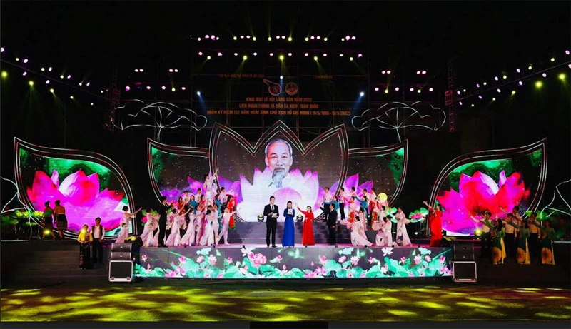 Sân khấu đêm khai mạc Lễ hội làng Sen 2022.