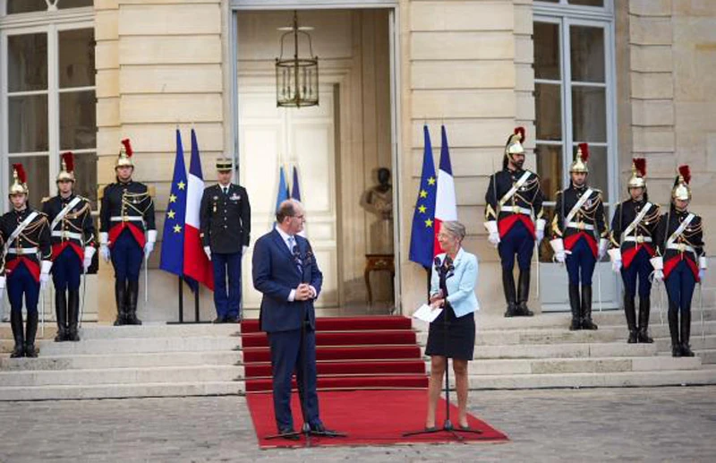 Tân Thủ tướng Elisabeth Borne và cựu Thủ tướng Jean Castex phát biểu tại lễ bàn giao trong Phủ Thủ tướng ở Paris, ngày 16/5. (Ảnh: Le Monde) 