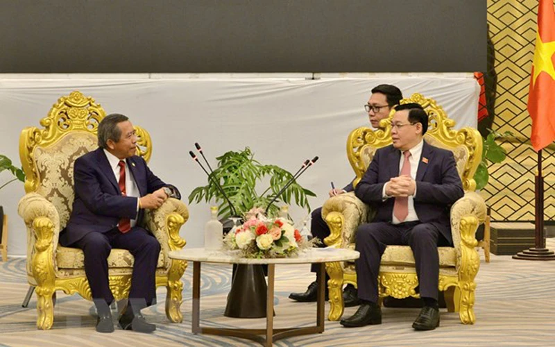 Chủ tịch Quốc hội Vương Đình Huệ tiếp Bộ trưởng Công nghệ và Truyền thông, Chủ tịch Hội hữu nghị Lào-Việt Nam Boviengkham Vongdara. (Ảnh: TTXVN)
