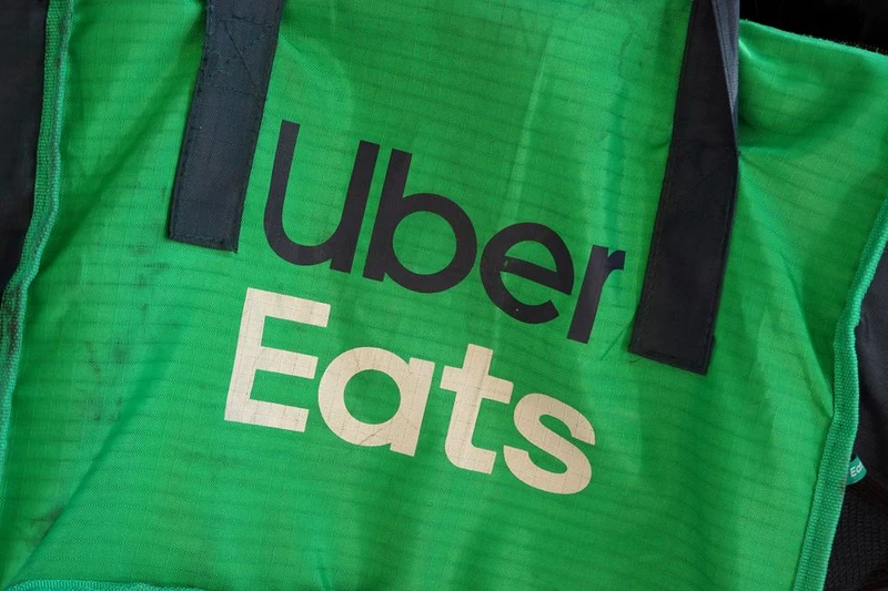 Một chiếc túi giao hàng Uber Eats trên xe đạp ở Brooklyn, thành phố New York, Mỹ. Ảnh: Reuters.