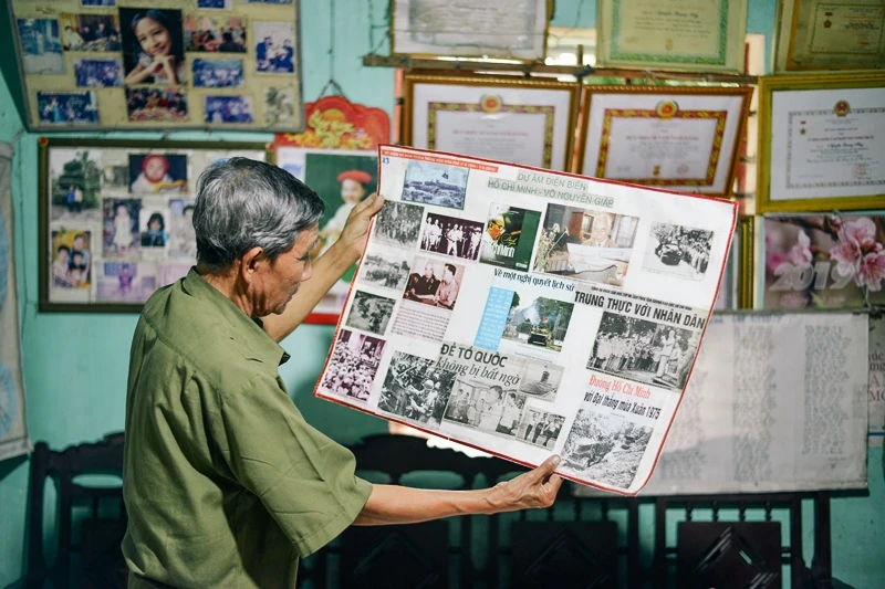 Ông Nguyễn Quang Huy cùng bộ sưu tập ảnh về Bác Hồ.