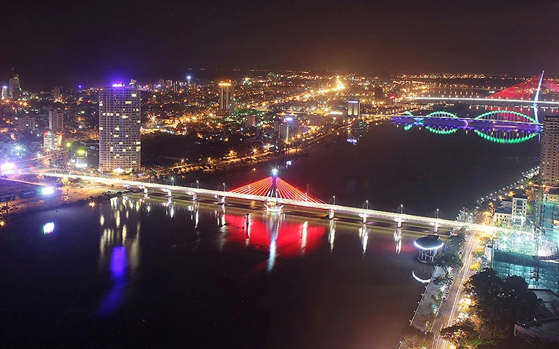 Ðô thị phát triển bên sông Hàn, thành phố Ðà Nẵng. (Ảnh THANH GIANG) 