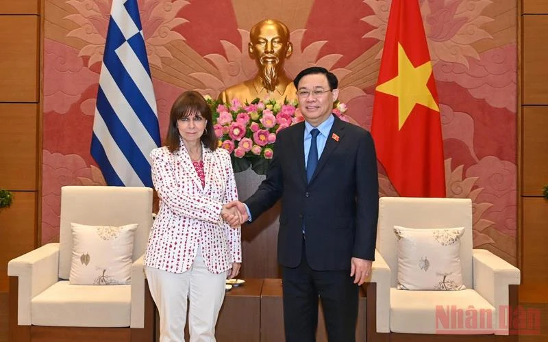  Chủ tịch Quốc hội Vương Đình Huệ nhiệt liệt chào đón Tổng thống Hy Lạp sang thăm Việt Nam. (Ảnh: DUY LINH) 