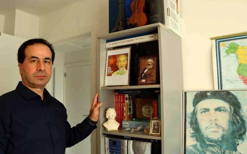 Anh Ahmet Yasar và những bức ảnh Bác Hồ được đặt trang trọng trên bàn làm việc.