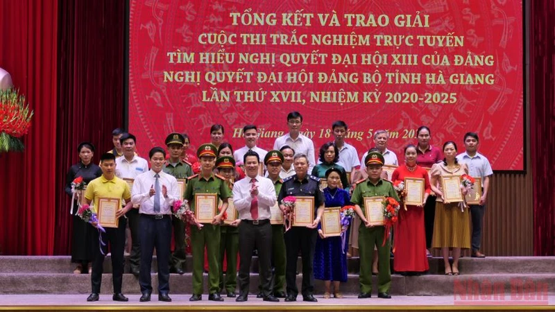 Các đồng chí lãnh đạo tỉnh Hà Giang trao giải cho các cá nhân đạt giải Cuộc thi trắc nghiệm trực tuyến tìm hiểu nghị quyết của Đảng.