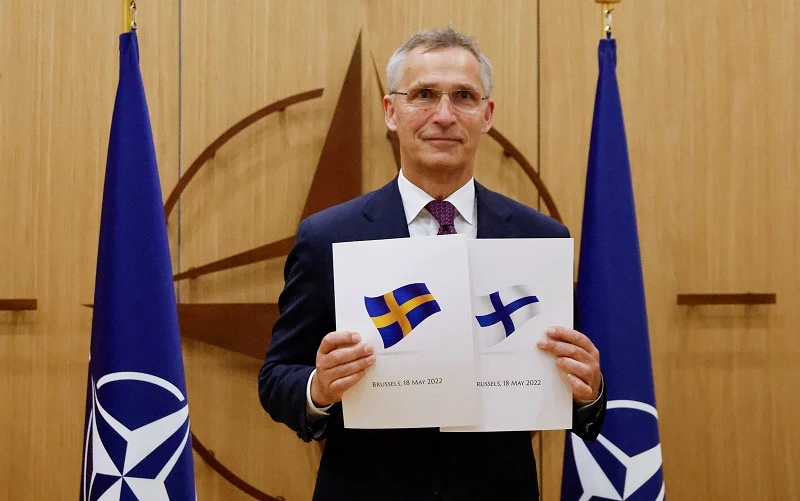 Tổng Thư ký NATO Jens Stoltenberg tiếp nhận đơn xin gia nhập liên minh quân sự của Thụy Điển và Phần Lan, tại Brussels (Bỉ) ngày 18/5/2022. (Ảnh: Reuters)