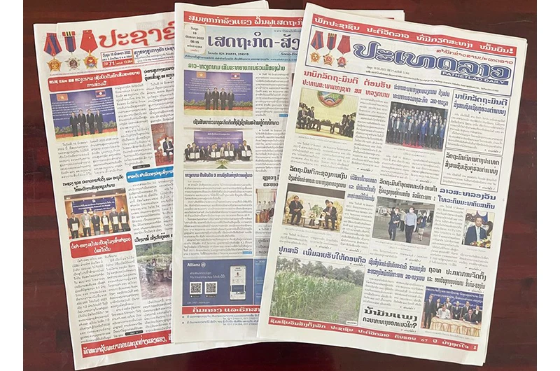 Báo chí Lào ngày 18/5 đưa nhiều tin, bài, ảnh về chuyến thăm. (Ảnh: Duy Toàn)