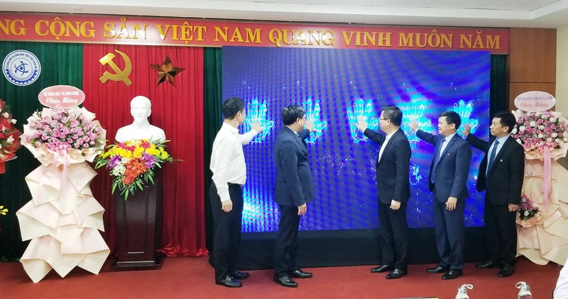 Các đại biểu bấm nút khai trương Cổng kết nối cơ sở dữ liệu Quốc gia về KH&CN tại tỉnh Thùa Thiên Huế.