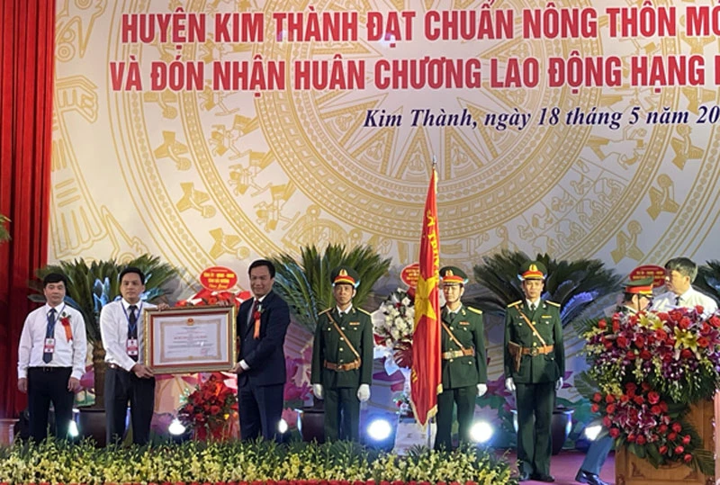 Thừa ủy quyền của Chủ tịch nước, đồng chí Triệu Thế Hùng, Chủ tịch UBND tỉnh Hải Dương trao tặng huyện Kim Thành Huân chương Lao động hạng Ba.