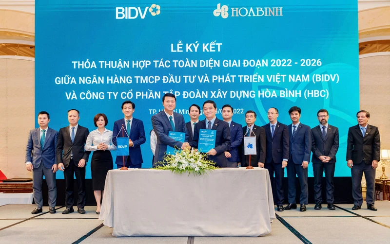 Lễ ký kết thỏa thuận hợp tác toàn diện giữa Tập đoàn Xây dựng Hòa Bình và Ngân hàng TMCP Đầu tư và Phát triển Việt Nam.