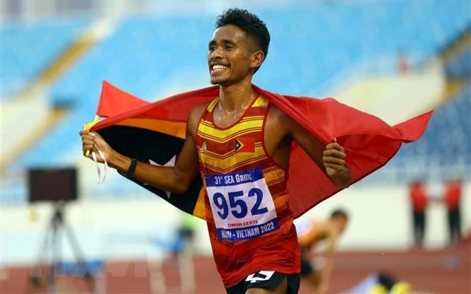 Niềm vui của vận động viên Felisberto De Deus (Timor Lester) khi giành huy chương Bạc nội dung chạy 10.000 nam. (Ảnh: TTXVN)
