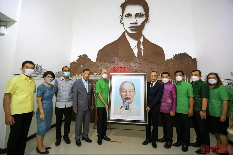Đại sứ Phan Chí Thành trao Bức chân dung Chủ tịch Hồ Chí Minh cho Trưởng Ban quản lý Bảo tàng Bản Đông Hồ Chí Minh tại tỉnh Phichit – Thái Lan.