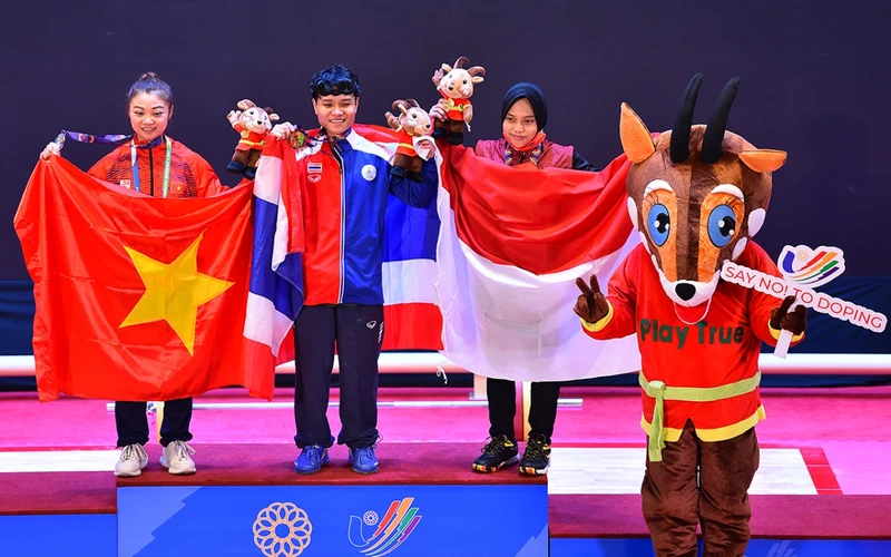 Khổng Mỹ Phượng giành tấm huy chương đầu tiên cho cử tạ Việt Nam tại SEA Games 31.