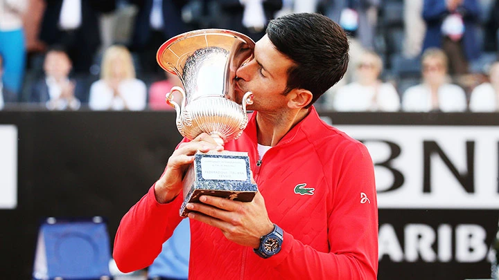 Djokovic với chiếc cúp vô địch tại giải Italian Open.