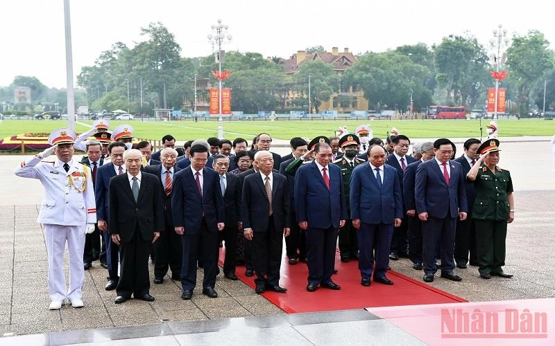 Các đồng chí lãnh đạo Đảng, Nhà nước thành kính tưởng nhớ công lao to lớn của Chủ tịch Hồ Chí Minh.