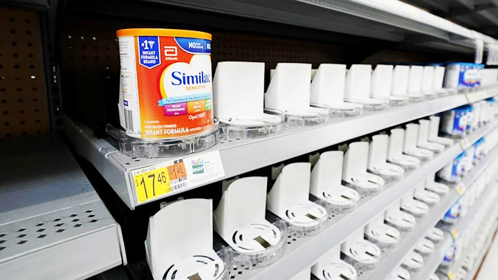 Nhiều loại sữa công thức dành cho trẻ em cháy hàng tại Mỹ. Ảnh: AP