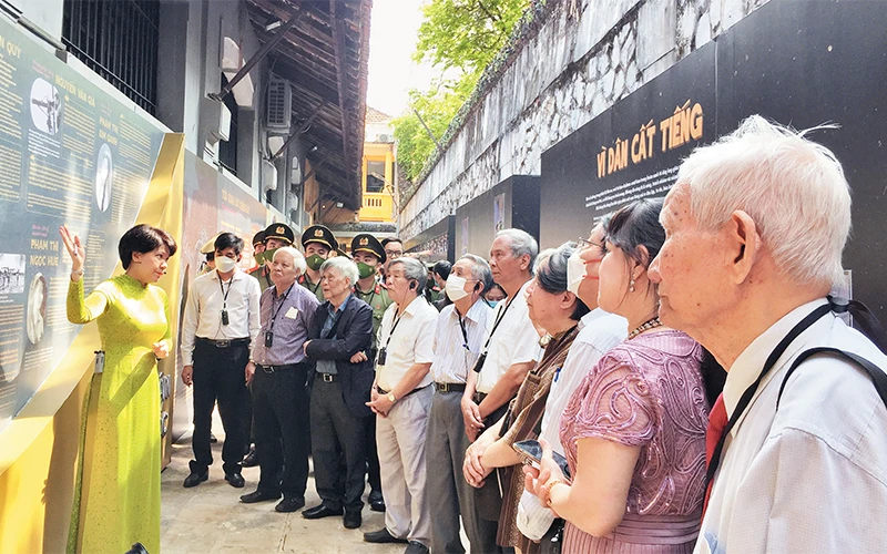 Các đại biểu nghe giới thiệu về nền báo chí cách mạng Việt Nam tại không gian trưng bày. 