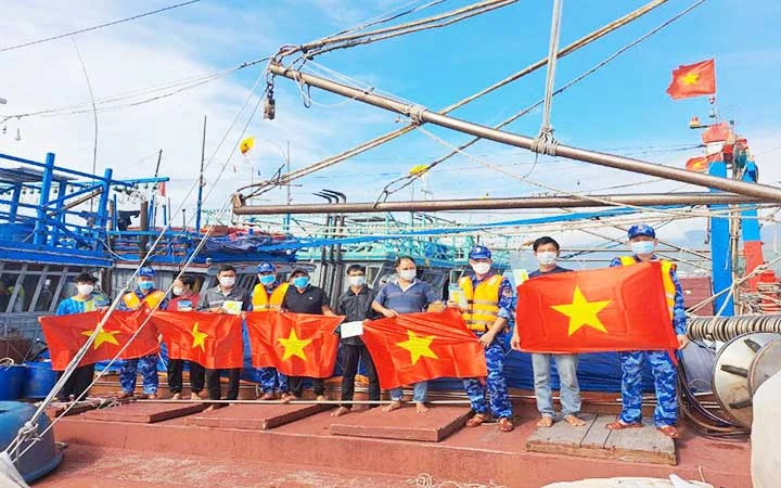 Cán bộ Bộ Tư lệnh Vùng Cảnh sát biển 3 tuyên truyền Luật Cảnh sát biển Việt Nam cho ngư dân huyện đảo Phú Quý, tỉnh Bình Thuận.