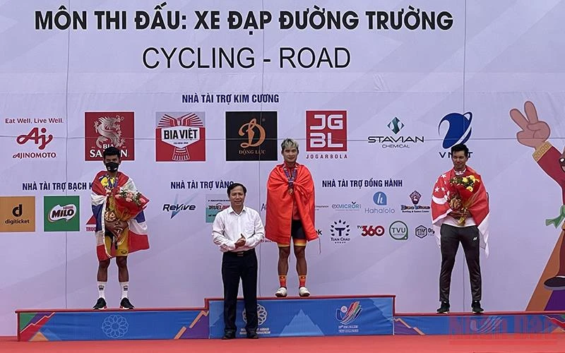 Phó Chủ tịch thường trực UBND tỉnh Hòa Bình, Trưởng Ban tổ chức SEA Games địa phương Nguyễn Văn Toàn trao giải cho vận động viên Quảng Văn Cường (giữa).