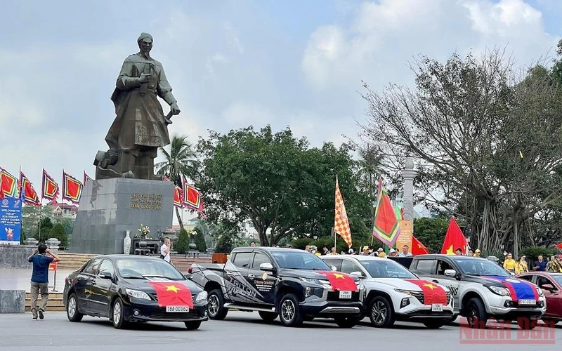 Hội Cổ động viên bóng đá Nam Định diễu hành trước tượng đài Quốc Công Tiết Chế Hưng Đạo Đại Vương Trần Quốc Tuấn để “hâm nóng” không khí trước trận đấu.