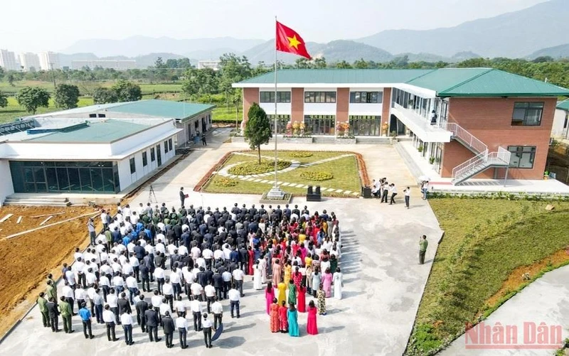 Đại học Quốc gia Hà Nội tổ chức Lễ chào cờ trong ngày đầu chuyển tụ sở làm việc tại Hòa Lạc.