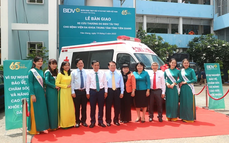 Chiếc xe cứu thương được lãnh đạo Ngân hàng BIDV, chi nhánh Tiền Giang trao tặng cho đại diện Bệnh viện Đa khoa trung tâm Tiền Giang.