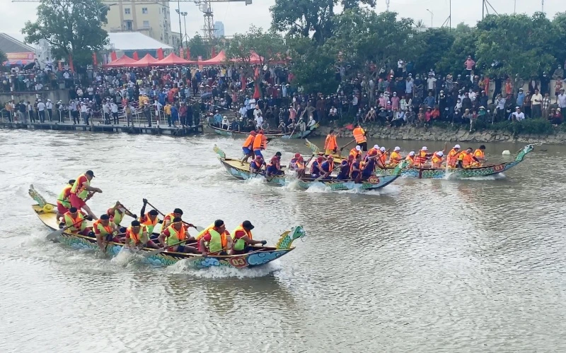 Lễ hội đua thuyền trên sông Phủ (thành phố Hà Tĩnh) thu hút sự tham gia, hưởng ứng nhiệt tình của đông đảo người dân trên địa bàn.
