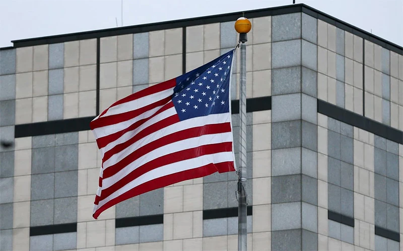 Cờ của Mỹ tại Đại sứ quán của nước này tại Kiev, Ukraine, ngày 24/1/2022. (Ảnh: Reuters)