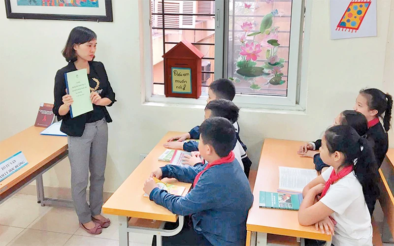 Tư vấn tâm lý học đường cho học sinh một trường tiểu học tại quận Hoàn Kiếm. (Ảnh Trần Nhật) 