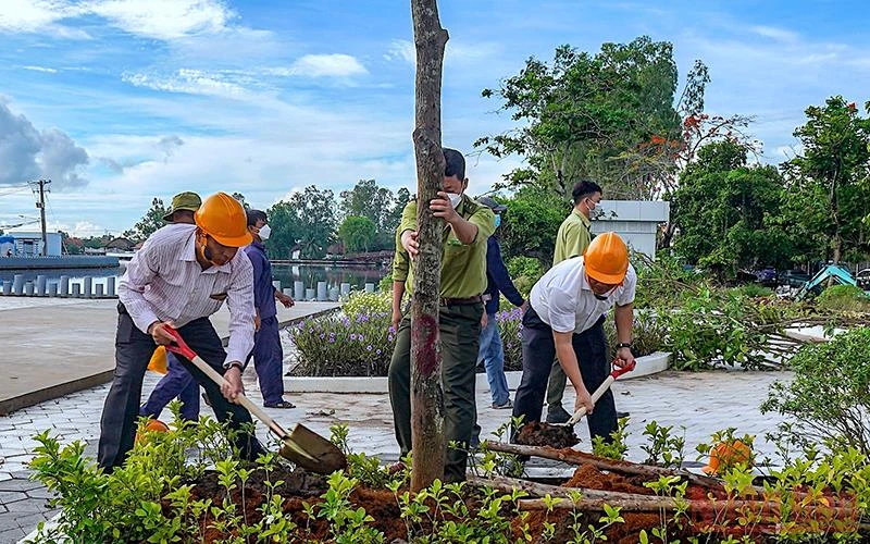Cấp ủy, chính quyền thành phố Cà Mau trồng cây xanh tại khu vực bờ hồ Vân Thủy. 