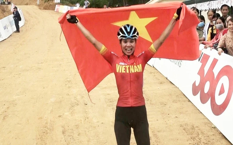 Đinh Thị Như Quỳnh vừa giành huy chương vàng nội dung đua xe đạp băng đồng.