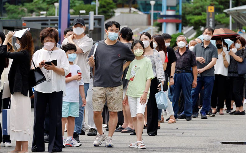 Người dân xếp hàng chờ đến lượt xét nghiệm Covid-19 tại một nhà ga ở Seoul, Hàn Quốc, tháng 7/2021. (Ảnh: Reuters)