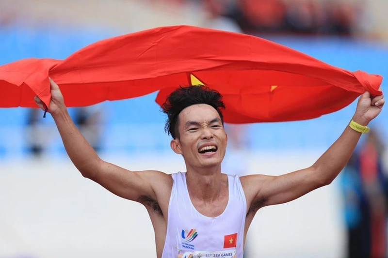 Hoàng Nguyên Thanh giành tấm Huy chương Vàng lịch sử cho marathon Việt Nam.